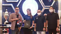 Presiden Arema FC, Gilang Widya Pramana bersama para pemain Arema FC Women yang akan berangkat ke Turki untuk mengikuti turnamen Antalya Cup Women 2022. (dok Arema FC)