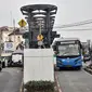 Kondisi lalu lintas sekitar Halte Transjakarta Kebon Pala yang sedang dalam proses revitalisasi di Matraman, Jakarta Timur, Senin (29/8/2022). Progres revitalisasi Halte Transjakarta Kebon Pala yang nantinya akan terintegrasi dengan Stasiun Matraman itu saat ini telah mencapai 50 persen dan ditargetkan rampung pada akhir tahun 2022. (merdeka.com/Iqbal S. Nugroho)