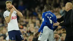 Harry Kane dan Abdoulaye Doucoure terlibat perebutan bola yang mana sudah dalam penguasaan Doucoure. (AP Photo/Jon Super)