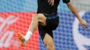 Pemain Kroasia Domagoj Vida menendang bola selama pelatihan di stadion Nizhny Novgorod di Nizhny Novgorod, Rusia, (20/6). Kroasia akan bertanding melawan Argentina pada lanjutan grup D Piala Dunia 2018. (AP Photo / Petr David Josek)