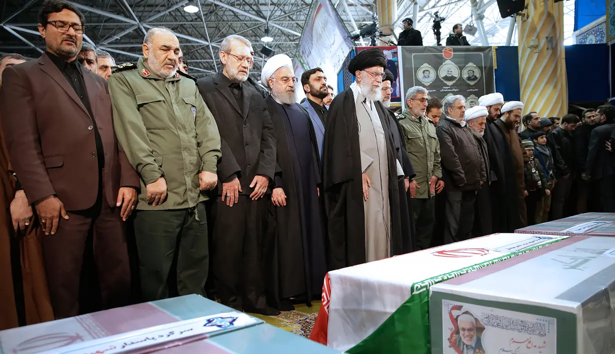 Pemimpin Tertinggi Iran Ayatollah Ali Khamenei (tengah) memimpin salat jenazah atas Jenderal Qasem Soleimani dan sejumlah orang yang tewas dalam serangan Amerika Serikat di Teheran, Iran, Senin (6/1/2020). Khamenei bersumpah membalas kematian Soleimani. (Office of the Iranian Supreme Leader via AP)
