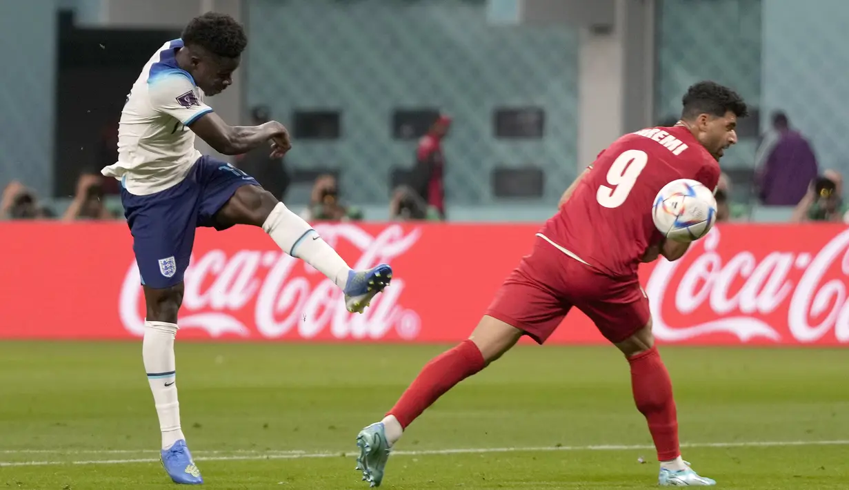 Bukayo Saka tampil menawan dan terpilih sebagai man of the match saat Inggris membantai Iran dengan skor 6-2 di matchday pertama Grup B Piala Dunia 2022, Senin (21/11/2022) malam WIB. Gol pertama Saka dicetak pada menit ke-43 setelah sukses mengkonversi umpan sundulan dari Harry Maguire menjadi tendangan voli cantik ke gawang Iran. Sementara gol kedua pemain Arsenal tersebut dicetak lewat tendangan mendatar setelah menerima umpan pendek dari Raheem Sterling pada menit ke-62. (AP/Frank Augstein)