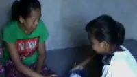 Kedua anak di Polewali Mandar, Sulawesi Barat harus merawat ibunya yang lumpuh sehingga sekolahnya terganggu.