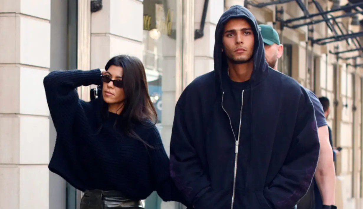 Younes Bendjima menuliskan   komen yang mengejutkan di foto   yang diunggah Kourtney   Kardashian di Instagram. (wmagazine)