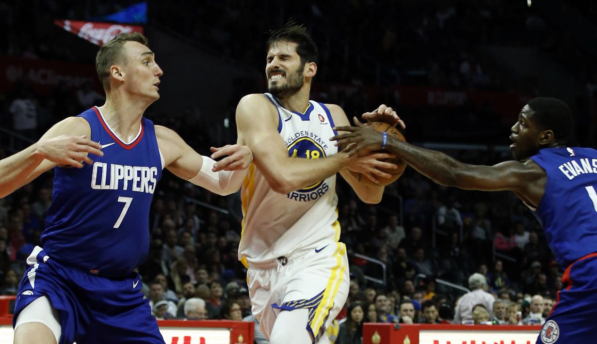 Pemain Warriors, Omri Casspi (tengah) berusaha melewati adangan dua pemain Los Angeles Clippers pada laga NBA basketball game di Staples Center, Los Angeles, (6/1/2018). Warriors 121-105. (AP/Alex Gallardo)