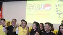 Relawan Golkar Jokowi atau Gojo saling berpegangan saat peresmian di Jakarta, Jumat (16/3). Relawan Gojo dibentuk untuk memenangkan Presiden Joko Widodo atau Jokowi untuk kedua kalinya. (Liputan6.com/Herman Zakharia)