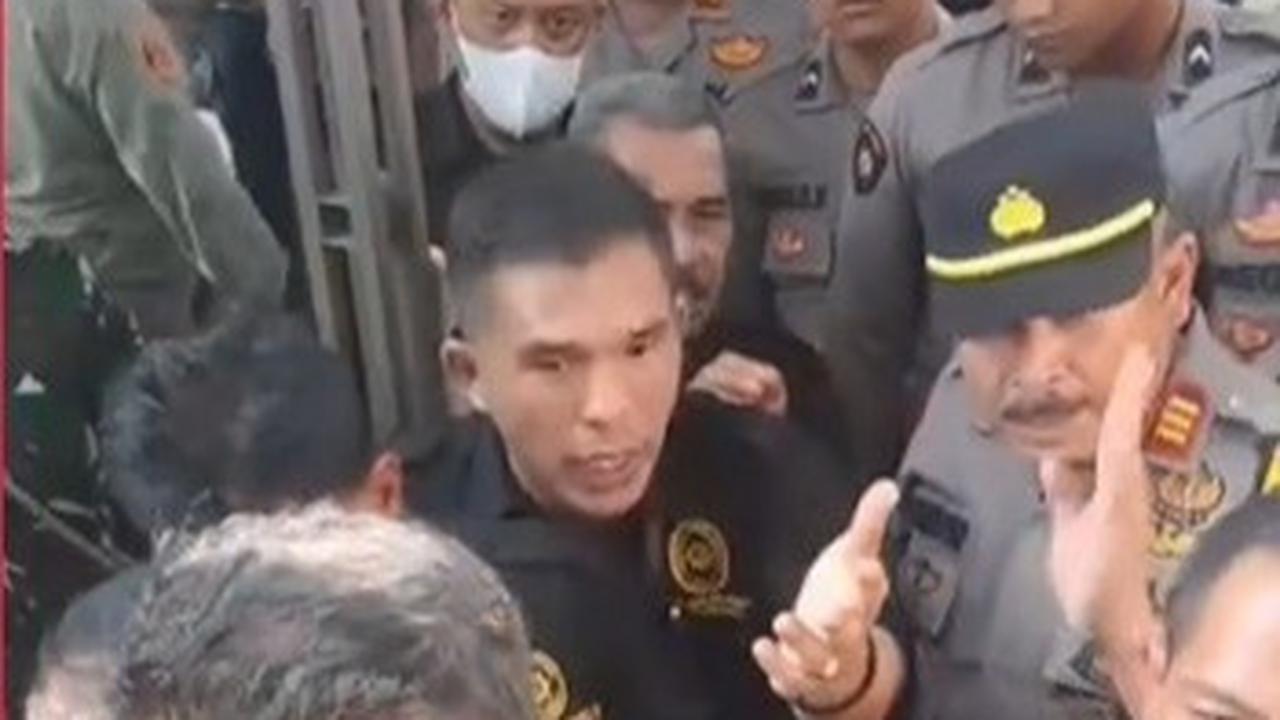 Detik-Detik Pembongkaran Paksa Rumah Atalarik Syach, Suasana Panas dan Tegang Dikepung Puluhan Aparat