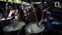 Pekerja beraktivitas di salah satu sentra produksi tahu di Jakarta, Selasa (25/5/2021). Perajin tahu dan tempe memilih untuk menjaga stabilitas pasar dengan mengurangi produksi hingga 30 persen guna menekan biaya produksi, seiring dengan berlanjutnya kenaikan harga kedelai (Liputan6.com/Johan Tallo)