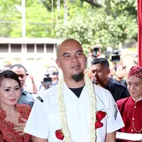 Ahmad Dhani ingin berbagi rezeki dengan masyarakat. Karena dengan dibukanya usaha baru ini tentu akan memberikan lapangan pekerjaan bagi yang membutuhkan. (Andy Masela/Bintang.com)