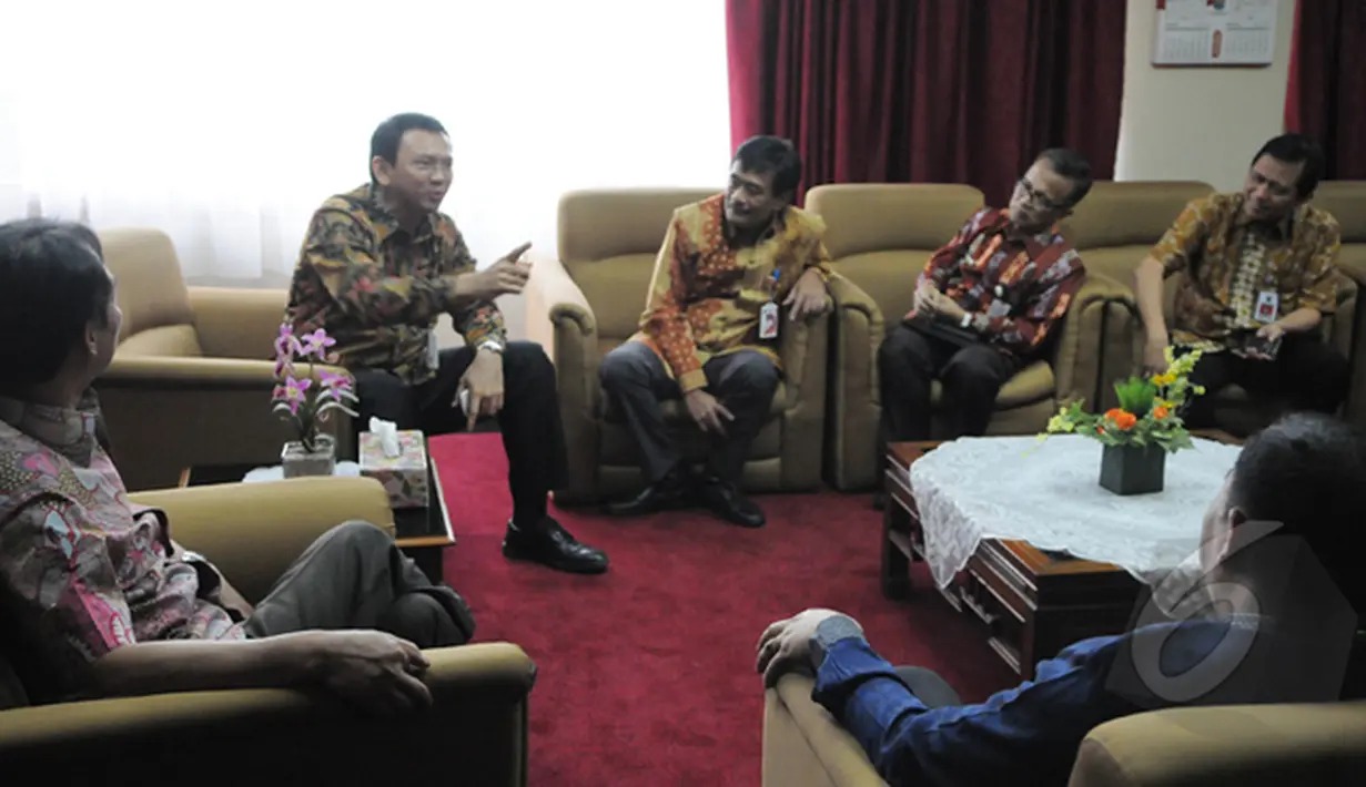 Gubernur DKI, Basuki Tjahaja Purnama (kedua dari kiri) berbincang dengan para pejabat lainnya di Gedung Kemendagri, Jakarta, Kamis (5/3/2015). Mediasi tersebut untuk mengetahui dana siluman yang terdapat pada RAPBD 2015.  (Liputan6.com/Herman Zakharia)