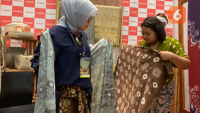 Kain Gambo dari Kabupaten Musi Banyuasin di Sulawesi Selatan dibuat dengan teknik ikat celup