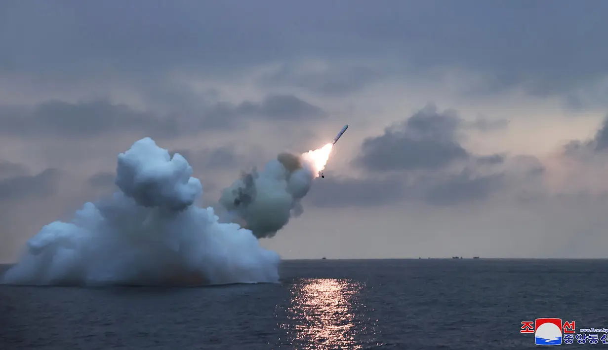 Kantor berita negara KCNA melaporkan, sebagaimana dikutip Reuters, Korea Utara menyebutnya sebagai rudal jelajah yang diluncurkan dari kapal selam (SLCM) yang baru dikembangkan, yang mempercepat persenjataan nuklir angkatan lautnya. (Korean Central News Agency/Korea News Service via AP)