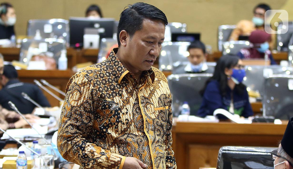 Ketua Baleg DPR RI Supratman Andi Agtas menghadiri Rapat Kerja dengan pemerintah di Kompleks Parlemen, Jakarta, Kamis (22/7/2020). Baleg menggelar rapat Panitia Kerja (Panja) RUU Cipta Kerja dengan agenda melanjutkan pembahasan Daftar Inventarisasi Masalah (DIM) Bab III. (Liputan6.com/Johan Tallo)