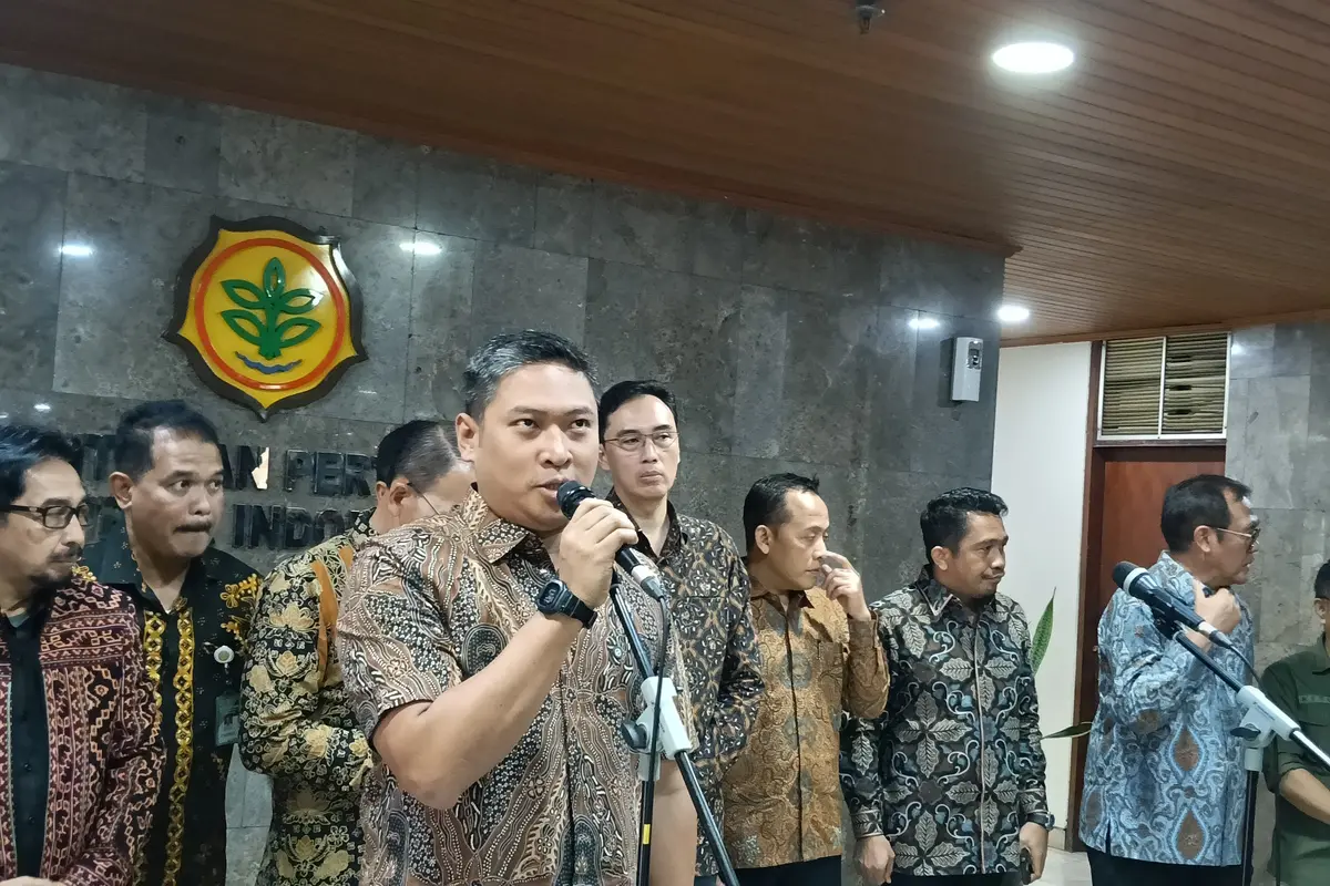Wakil Menteri Pertanian (Wamentan) Sudaryono usai bertemu pengusaha dan petani sawit di Kantor Kementerian Pertanian (Kementan), Jakarta, Jumat (29/5/2026). (Liputan6.com/Maulandy)
