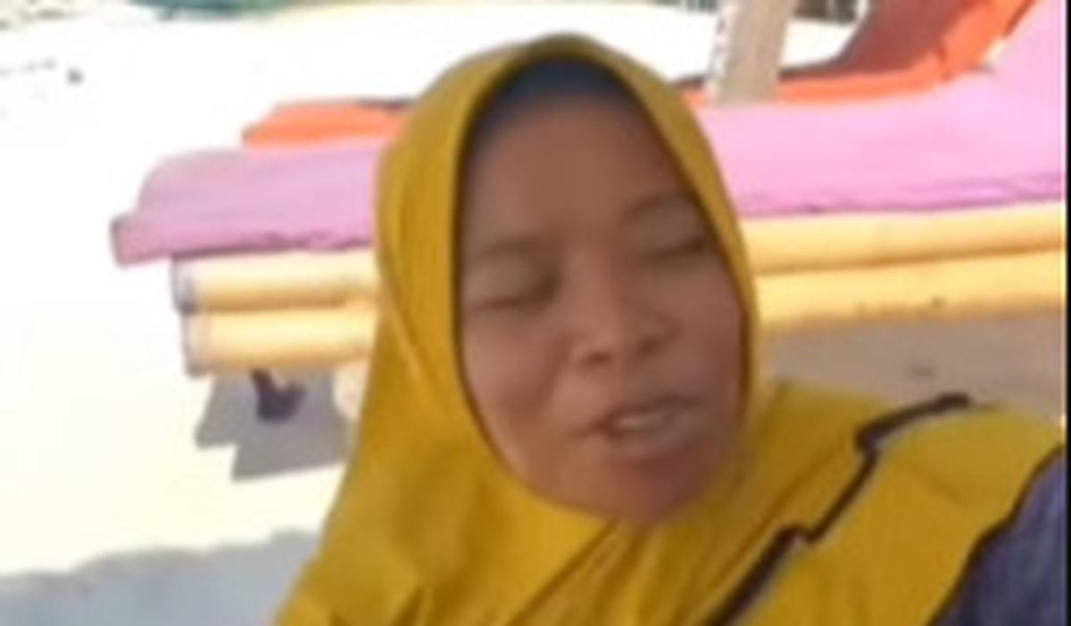 Dalam video singkat tersebut, penjual sarung berhijab kuning menawarkan dagangannya.&nbsp;