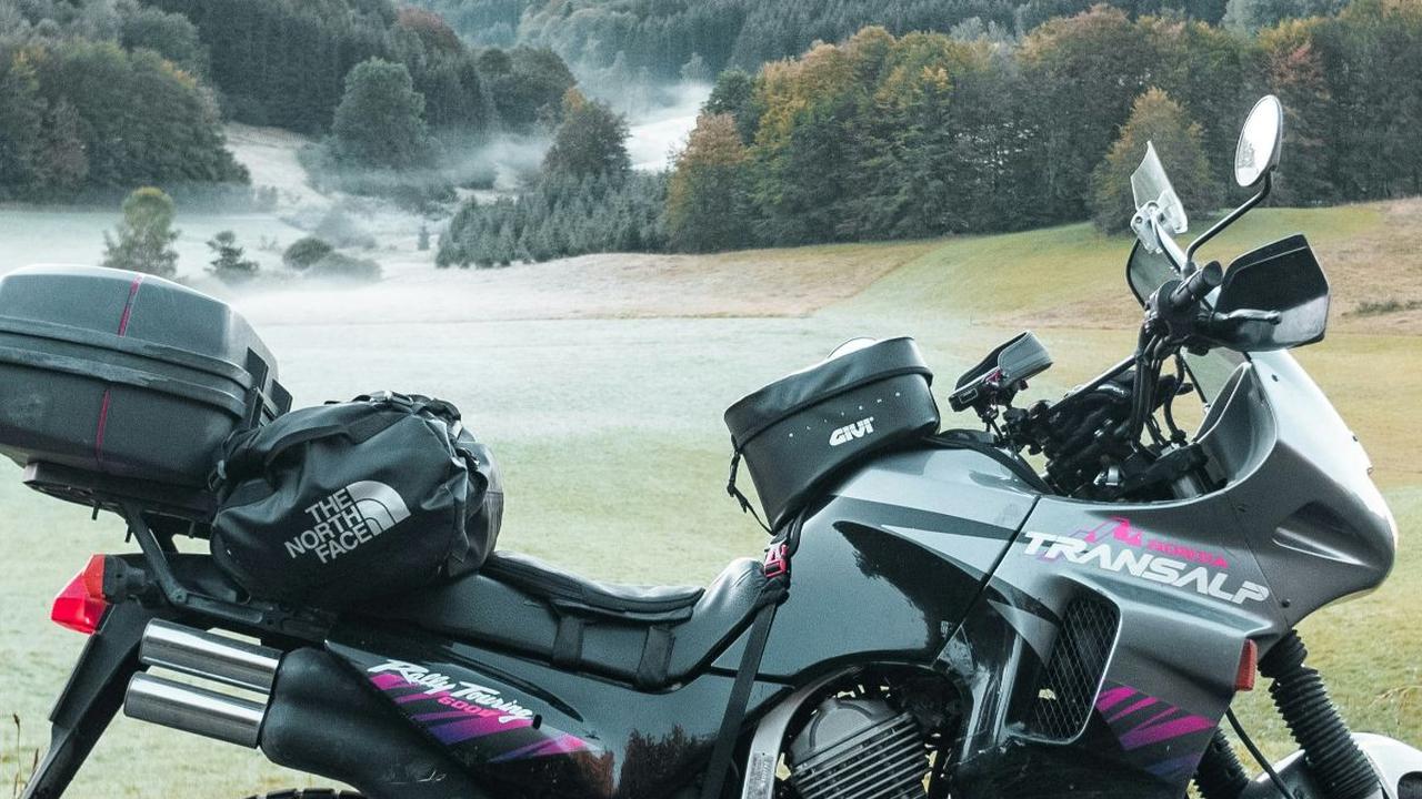 Motor Touring adalah jenis motor yang digunakan untuk perjalanan jarak jauh