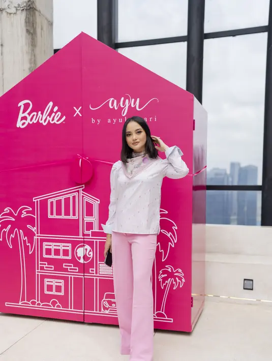 Ririn Ekawati tampil modis dengan blouse puffy sleeve dan celana soft pink. Sebuah scraf dijadikan sebagai aksen unik di leher (Barbie x Ayu Lestari)