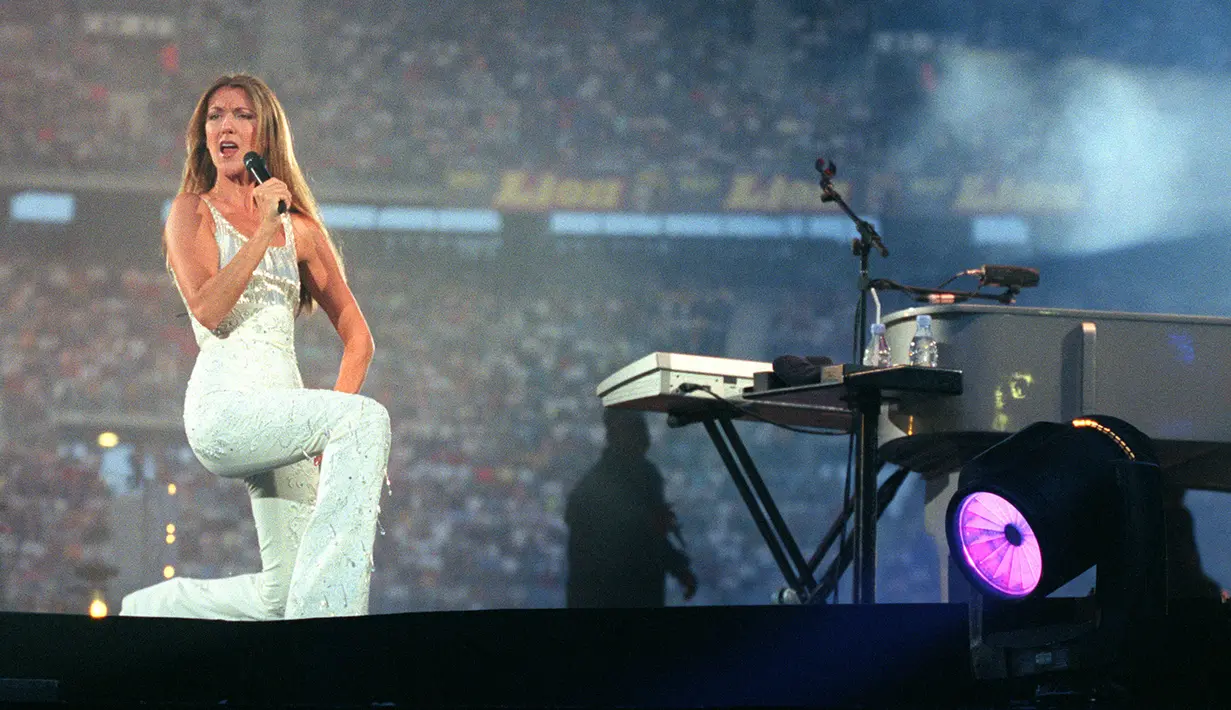 Penyanyi asal Kanada,  Celine Dion saat konser dihadapan 75 ribu penonton di Stade de France di Saint-Denis (19/6/1999). Pada tahun 1980 Celine Dion memenangkan Festival Musik Yamaha. (AFP Photo/Pierre-Frank Colombier)