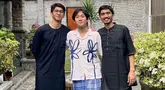 Sama-sama berasal dari Yogyakarta, Elang Nuraga berkesempatan berlebaran Idul Adha bersama Duta Sheila On 7. Tampak Elang yang mengenakan kemeja putih diapit oleh Duta dan anak bungsunya Ayman Modjo. Ayah dan anak itu kompak pakai outfit berwarna hitam. (Liputan6.com/IG/@elangnuraga)
