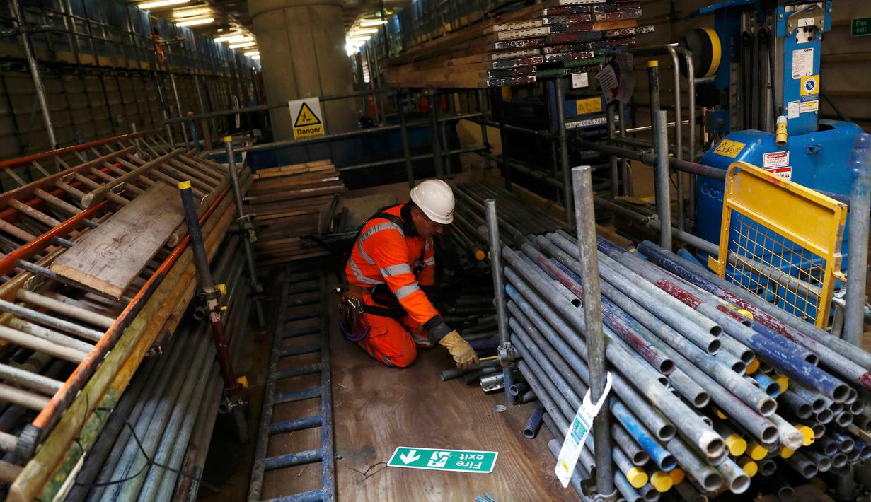Seorang pekerja merapihkan besi-besi yang digunakan dalam pembangunan jalur kereta api di terowongan proyek Crossrail di Stepney, London, Inggris, (16/11). (REUTERS/Stefan Wermuth)