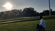 Presiden Jokowi menyaksikan keindahan fenomena Gerhana Matahari di halaman Istana Bogor, Rabu (9/3). Dengan peenampilan yang santai memakai sarung Jokowi tampak menikmati keindahan fenomena alam yang luar biasa tersebut. (facebook.com/Jokowi)