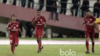 Pemain Semen Padang, Vendry Mofu (tengah)  mencetak satu-satunya gol kemenangan bagi timnya saat melawan Bhayangkara FC pada babak delapan besar Piala Presiden 2017 di Stadion Manahan, Solo. Jumat (26/2/2017). (Bola.com/Nicklas Hanoatubun)