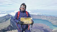 Makki Ungu saat berada di puncak Gunung Rinjani, Nusa Tenggara Barat. (Foto: Dok. Instagram @makki_parikesit)