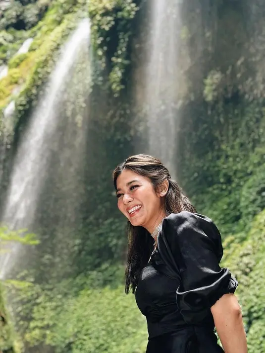 Di momen tersebut, Naysila Mirdad tampil cantik dengan dress berwarna hitam dengan rambut yang diegari panjang [instagram/naymirdad]
