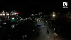 Sekelompok pria berbaju tradisional mariachi menembakan pistol di alun-alun Kota Meksiko.