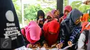Sejumlah mahasiswa melakukan registrasi untuk mengikuti acara EMTEK Goes To Campus (EGTC) 2017 di Universitas Negeri Semarang, Jawa Tengah, Rabu (5/4). Tahun ini, EMTEK kembali menggelar acara EGTC di 5 kota besar. (Liputan6.com/Yoppy Renato)