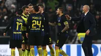 Para pemain Inter Milan mengurung wasit Nicola Rizzoli (dua dari kiri). Pelatih Inter Milan, Stefano Pioli mengkritik kepemimpinan wasit pada laga kontra Juventus, di Juventus Stadium, Senin (6/2/2017) dini hari WIB.  (AFP/Marco Bertorello)