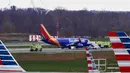 Pesawat Southwest Airlines mendarat darurat di Bandara Internasional Philadelphia akibat kerusakan pada mesin, Selasa (17/4). Penerbangan dengan nomor 1380 itu membawa 144 penumpang dan lima orang awak. (David Maialetti/The Philadelphia Inquirer via AP)