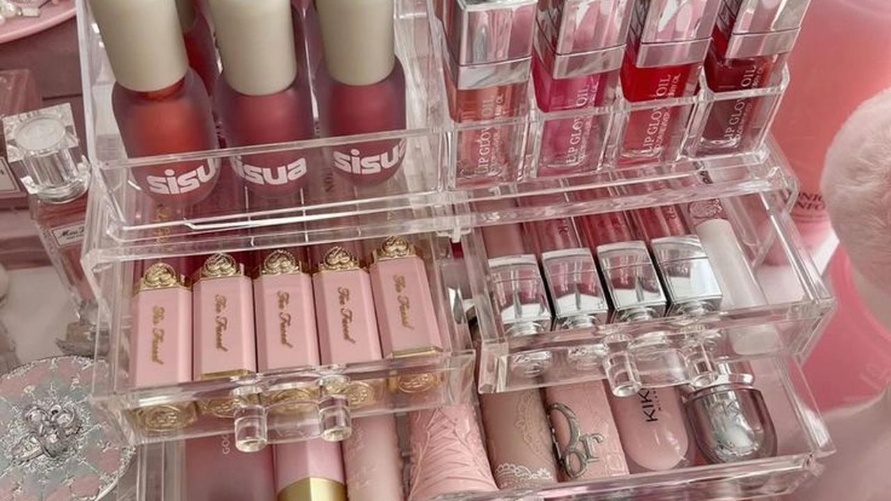 Ternyata Ini Alasan Wanita Memiliki Banyak Lipstik dengan Warna yang Hampir Identik!