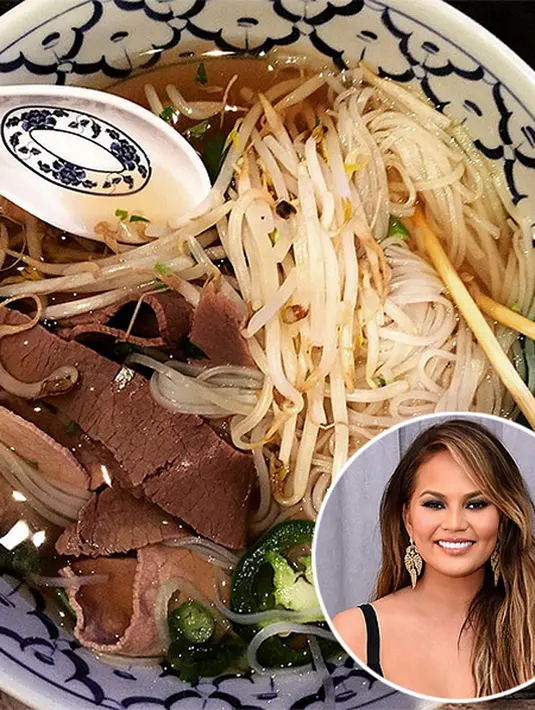 Chrissy Teigen yang tengah mengandung anak pertamanya dengan John Legend ini sepertinya memilih menu makanan yang menghangatkan tubuhnya dan si kecil. (via people.com)