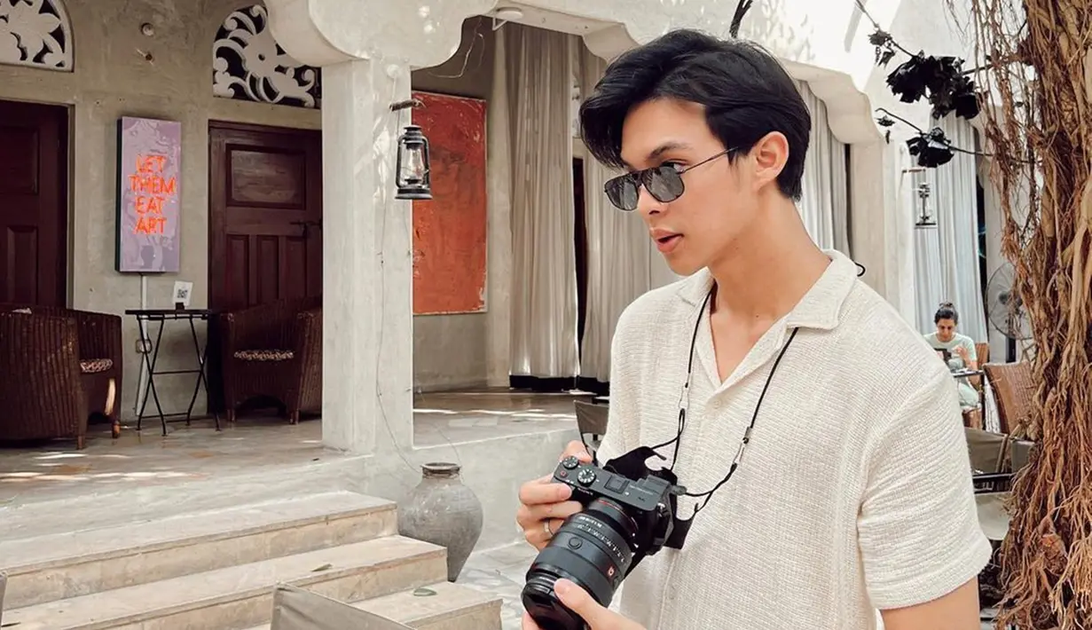 Beragam pose aktor kelahiran 15 November 1998 ini selalu curi perhatian hingga sering kali disebut bak oppa Korea, salah satunya bintang drakor Nevertheless, Song Kang. Pose candid sembari memegang kamera, bintang film Cinta Subuh ini dipuji tampan oleh warganet. Angle foto dari sisi mana saja, anggota grup musik Adam ini tetap pancarkan pesonanya yang bikin terkesima. (Liputan6.com/IG/@rey_mbayang)