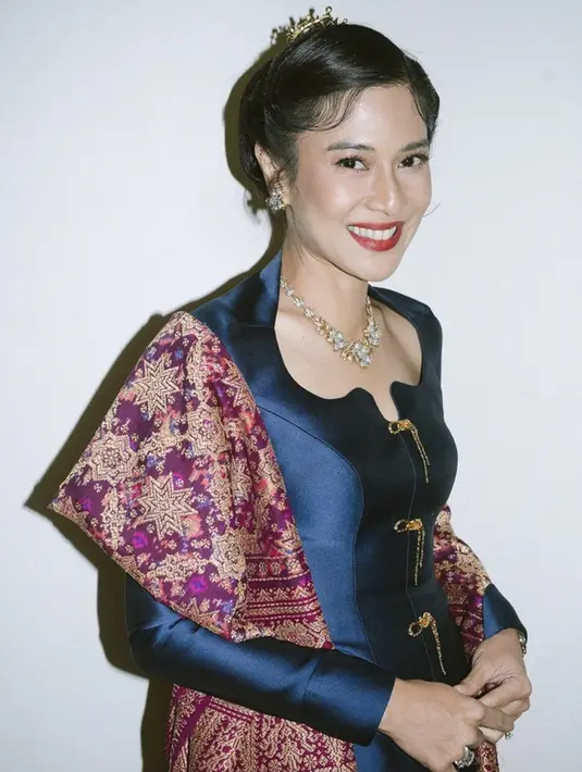 <p>Dian Sastrowardoyo memiliki gaya berpakaian yang mempunyai ciri khas tersendiri. Kali ini ia tampil dengan kebaya yang begitu unik. [Foto: Dian Sastrowardoyo/ Instagram]</p>