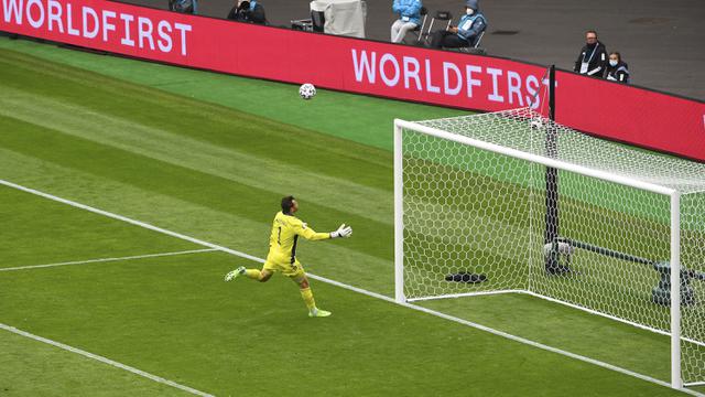 FOTO: Momen Kiper Skotlandia Nyangkut di Jaring Gawang Saat Lawan Republik Ceko