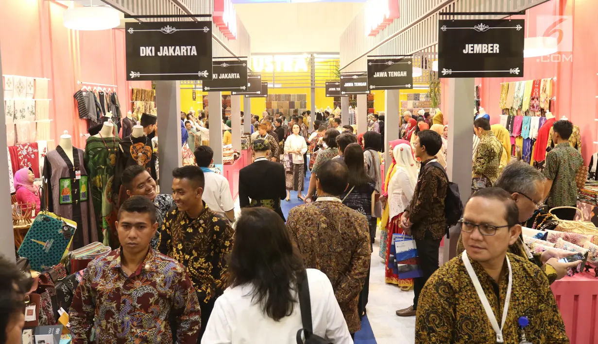 Suasana pameran Karya Kreatif Indonesia (KKI) di JCC Senayan, Jakarta, Jumat (12/7/2019). Pameran KKI 2019 ini berlangsung selama 3 hari menampilkan produk-produk UMKM RI mulai dari kain, pakaian, tas, hingga berbagai kuliner seperti kopi buatan anak negeri. (Liputan6.com/Angga Yuniar)