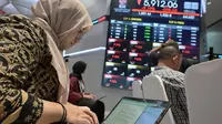 Sebanyak 11 saham melaju di zona hijau dan 586 saham di zona merah. Sedangkan 52 saham lainnya stagnan. (BAY ISMOYO/AFP)