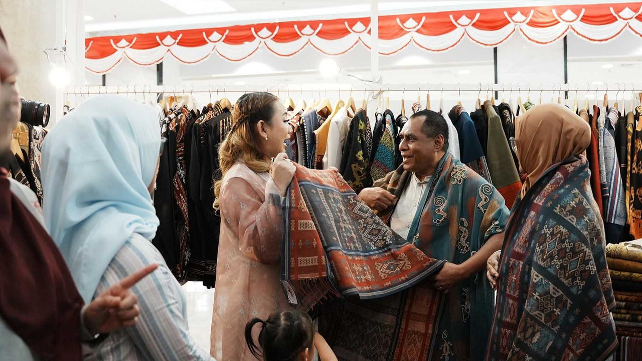 FOTO: Parade Wastra Nusantara 2025,  Keanggunan Kain Tradisi Menyapa Keseharian