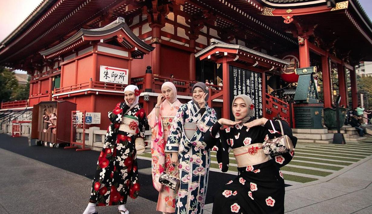 Ratna Galih dan Nina Zatulini tampak serasi mengenakan kimono bernuansa hitam dengan motif bunga merah yang mencolok. Natasha Rizky tampil berbeda dengan kimono berwarna pink pastel yang feminin, sementara Dian Ayu Lestari memilih motif biru yang lembut.  (Liputan6.com/IG/@ninazatulini22)
