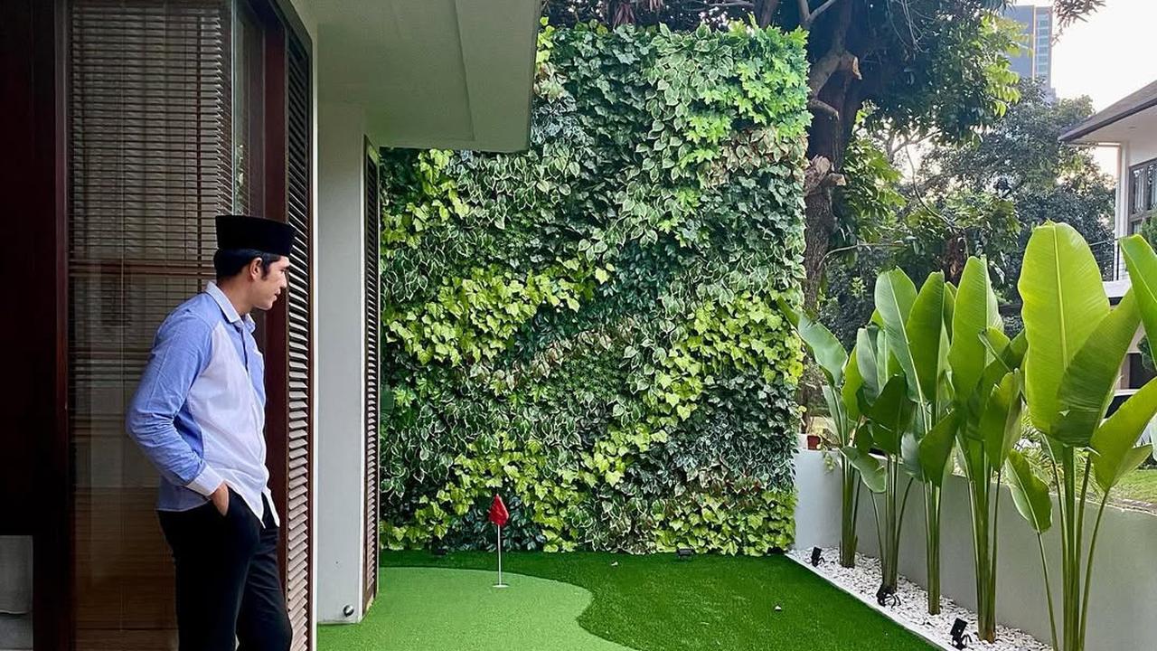 Punya Gaya Hidup Irit, Intip Potret Halaman Rumah Mini Adrian Maulana ...
