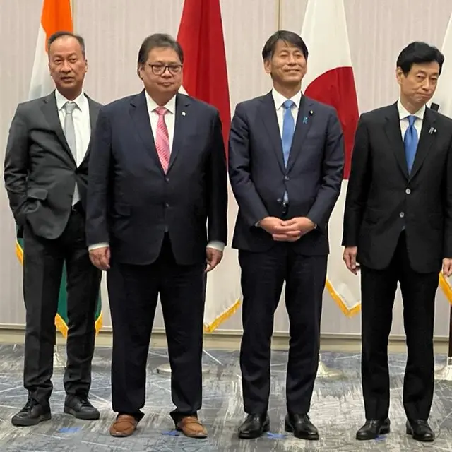 Menteri Koordinator Bidang Perekonomian Airlangga Hartarto mengadakan pertemuan dengan Menteri Energi, Perdagangan, dan Industri (METI) Jepang Nishimura Yasutoshi. (Dok kemenko Perekonomian)