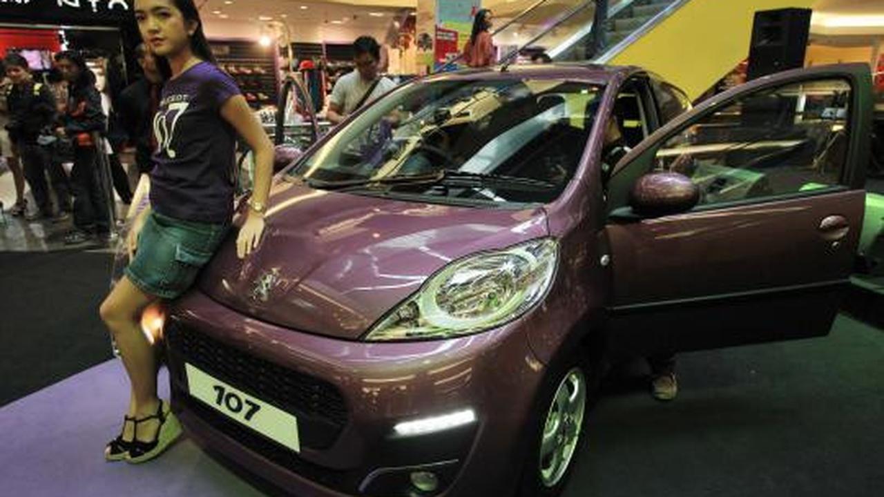 Model cantik saat peluncuran Peugeot 107 di Plaza EX