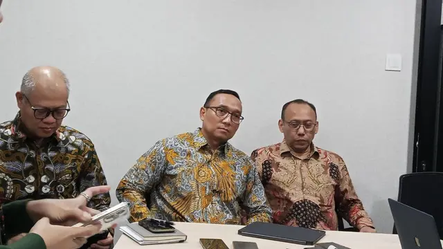 Direktur Penilaian Perusahaan Bursa Efek Indonesia (BEI) Saidu Solihin, Direktur Pengembangan BEI Iding Pardi, dan Direktur Teknologi Informasi dan Manajemen Risiko BEI Abdul Munim