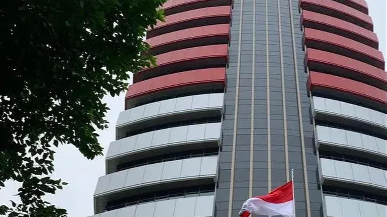 Hanya saja polisi enggan untuk membeberkan identitas ketiga pegawai KPK itu.