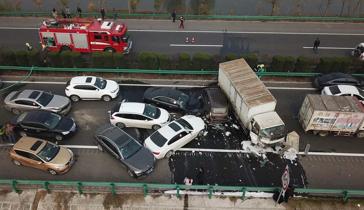Sebuah kecelakaan beruntun yang melibatkan sedikitnya 30 kendaraan terjadi di jalan raya dekat Yingshang, Provinsi Anhui, China timur, Rabu (15/11). Akibat kecelakaan itu, sedikitnya 18 orang dilaporkan tewas. (STR / AFP)