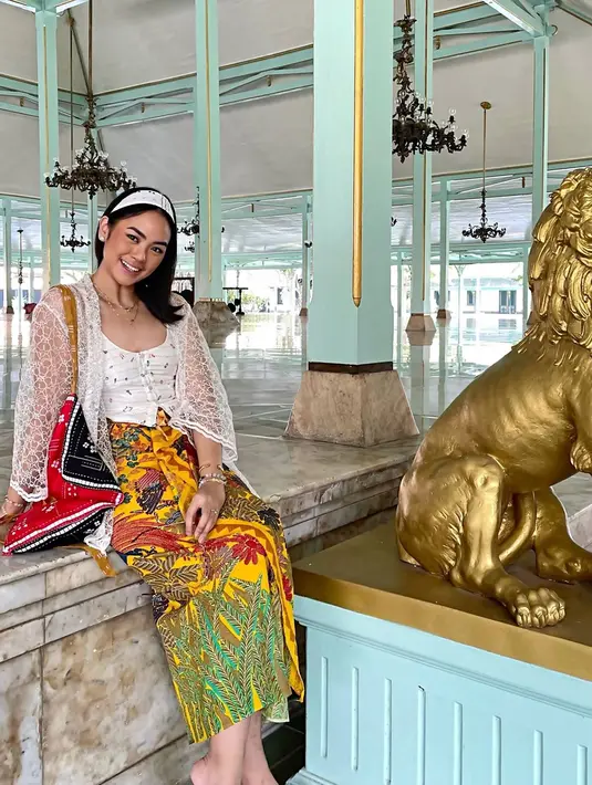 Berbalut kebaya, sosok Rania Yamin pun terlihat semakin menawan. Pasalnya saat memakai kebaya ia pun kerap memadukan berbagai gaya yang tetap kekinian dan cocok dikenakan oleh anak muda. Banyak dari penampilannya ini pun menuai pujian dari para netizen. 
 (Liputan6.com/IG/@raniaayamin)