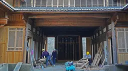 Para pekerja konstruksi merenovasi sebuah bangunan kuno di Wilayah Jing'an, Provinsi Jiangxi, China timur, pada 4 November 2020. Wilayah Jing'an mempunyai sejarah yang panjang dan memiliki hampir 300 bangunan kuno. (Xinhua/Wan Xiang)