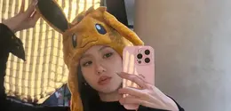 Tampil pakai topi Pikachu, Jisoo BLACKPINK bikin gemas penggemar. [@sooyaaa__].